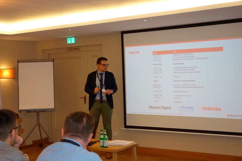 Dominik Mutterer (Broadcom) begrüßte die Teilnehmer und erläuterte das Veranstaltungsprogramm. (Vogel IT-Medien GmbH)