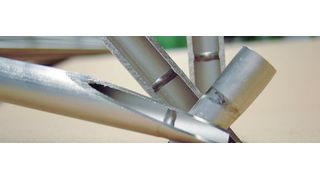 WIG-Orbitalschweißnaht von innen: Um die geforderten 15.000 m und mehr liefern zu können, werden Einzelringe durch eine Orbitalschweißung verbunden. Eine zusätzliche Röntgenprüfung stellt sicher, dass die Schweißung porenfrei und dicht ist. (Schoeller Werk)