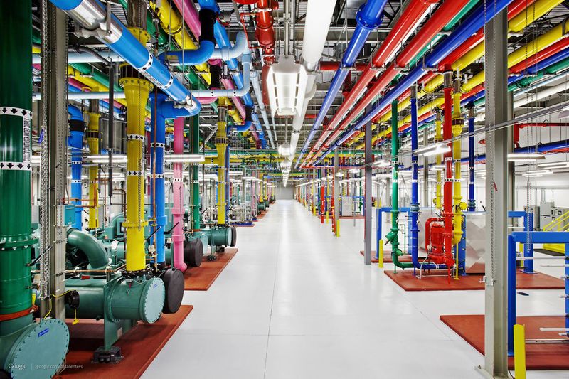 Google Datacenter: die bunten Rohre helfen den Technikern, den Überblick zu behalten. (Bild: Google)
