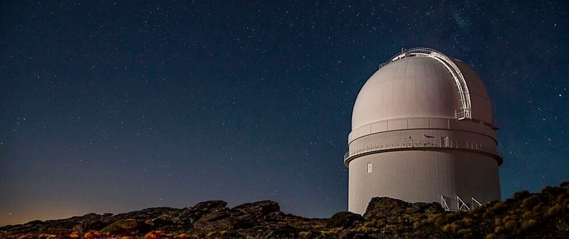ASA Astrosysteme sorgt dafür, dass die Optik des Teleskops möglichst wenigen Vibrationen ausgesetzt ist. Als Basisplatte und für die Haltegabel setzt das Unternehmen auf einen zementgebundene Werkstoff.(Bild: ©  Adobe Stock)