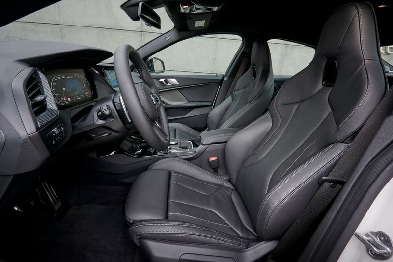 Stark konturierte Sitze runden die sportlichen Auftritt des M235i ab. (Bild: BMW)