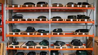 Kühl, trocken und vor allem einzeln heißen einige Tipps in Sachen sachgemäßer Schlauch- und Armaturenlagerung. Der VTH Verband Technischer Handel e. V. gibt im nebenstehenden Beitrag weiter Ratschläge zur lebensverlängernden Lagerung industrieller Schlauchsysteme aus Elastomeren und anderen Materialien. (VTH/Kollaxo)