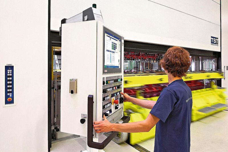 Mit der Twin-Servo-Technologie (TST) – der Weiterentwicklung der Servo-Direkt-Technologie (SDT) – erzeugte Schuler in der Branche eine kleine Revolution. Bandanlage, Walzenvorschub, Platinenlader und Drei-Achs-Transfer sorgen in Kombination mit der neuen Pressentechnologie für eine wirtschaftliche, flexible und produktionssichere Teilefertigung. (Schuler)