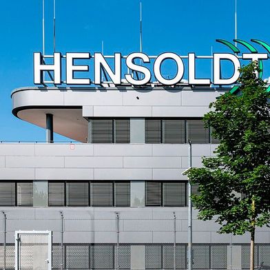 Am Riff vorbei! Hensoldt hätte für das von der Bundesregierung beendete Fregattenprogramm F126 Radarsysteme liefern sollen. Das fällt nun ja flach. Wie es nach ersten Prüfungen aussieht, wird das Geschäft von Hensoldt aber wohl nicht allzusehr in Mitleidenschaft gezogen ... (Bild: Hensoldt)