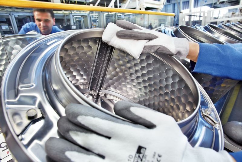 Aktuell werden Miele-Geräte in wichtigen Kernmärkten wie Deutschland in der Regel binnen 24 Stunden ausgeliefert. Und selbst außerhalb Europas sind mehr als neun von zehn Geräten binnen fünf Tagen beim Kunden. (Bild: Miele & Cie. KG)