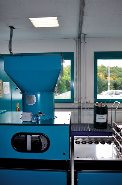 Die Blechschienen an Wand und Decke markieren die Position der künftigen Trennwände zum Fertigungs- und Montagebereich. Die Wände trennen die Reinigungsanlage von anderen Bereichen ab. Auf dem Schleusentunnel befindet sich das Gebläse mit Feinfilter zur Kühlung der gereinigten Teile. (Bild: Schmidt)