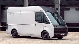 Für den 5,79 Meter langen Arrival-Transporter mit einer Höhe von 2,73 Metern stehen Batterien der Kapazitäten 67, 89, 111 und 133 kWh zur Wahl. (Bild: Arrival)