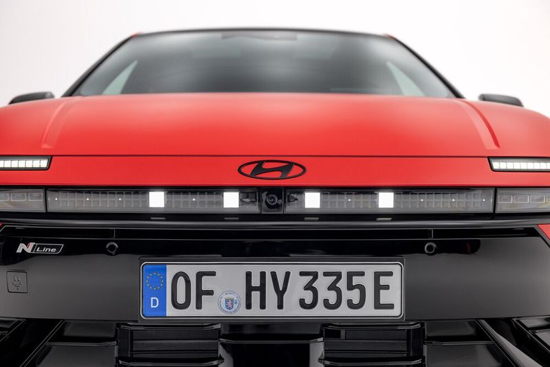 Typisches Pixel-Design: Die vier Quadrate vorne stehen für das Morsezeichen für H – wie Hyundai. (Bild: Hyundai)