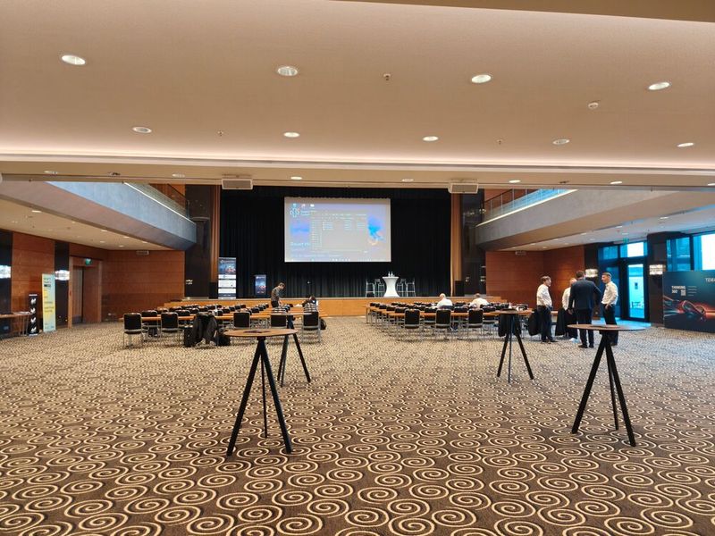 Mit Beginn der Eröffnungsrede füllt sich auch der Konferenzraum zunehmend. (Bild: © Serina Sonsalla)