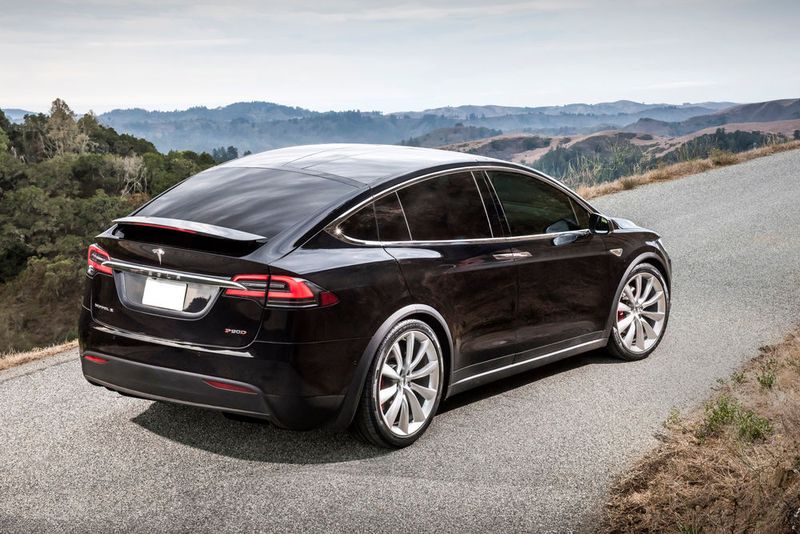 Wer will, kann den Tesla Model X als Zugmaschine hernehmen. Den Stromer gibt es auch mit Anhängerkupplung. (Tesla)