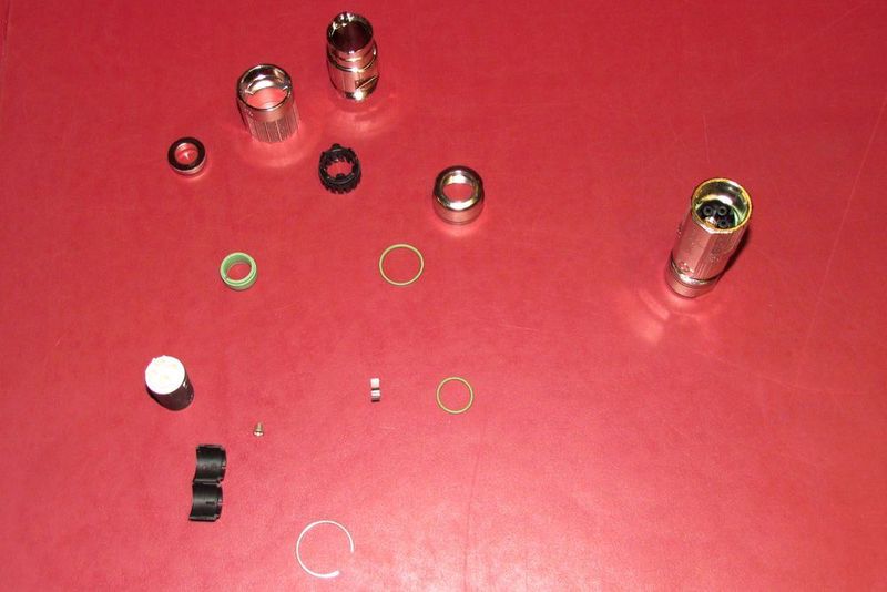 Bis zu 14 Einzelteile müssen zu einem Rundsteckverbinder zusammengebaut werden. (S. Häuslein/konstruktionspraxis)