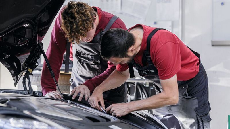 Das Autohaus Heitz aus Garmisch-Partenkirchen nutzt das Mewa-Angebot in Sachen Textilservice für eigene  CI-Kleidung.(Bild:  Mewa)