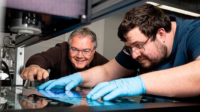 Dr. Volker Sittinger (links), Abteilungsleiter „Diamantbasierte Systeme“ am Fraunhofer IST, überprüft gemeinsam mit einem seiner Kollegen mithilfe des neuen simultanen Fit-Verfahrens ein Messergebnis am Mappingtisch.(Bild:  Fraunhofer IST)