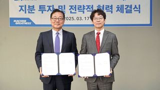 ‌Wonjong Kim, CEO von DN Solutions, und Jonghoon Park, CEO von Neuromeka, nach Vertragsunterzeichnung. (Bild: DN Solutions)