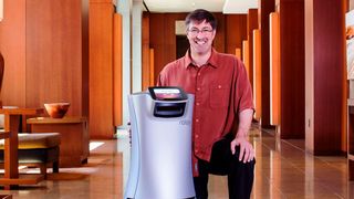 Steve Cousins, Geschäftsführer Savioke, räumt mit Butler-Roboter „Relay“ den 13. IERA-Award für Robotik und Automation ab. (Savioke)