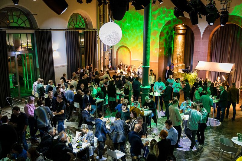 Bei der Abendveranstaltung am Vorabend der Veranstaltung im Maschinenhaus des Bürgerbräus Würzburg kamen bereits zahlreiche Teilnehmer bei gutem Essen und Trinken zusammen. Bereits hier gab es regen Austausch.  (Bild: Stefan Bausewein)