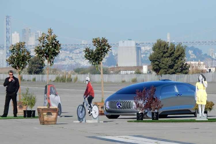 Das Forschungsauto soll einen Ausblick ins Jahr 2030 wagen, ohne Hilfe eines Fahrers autonom unterwegs sein und all den Luxus bieten, den man von einem Mercedes auch in der Zukunft erwartet. (Foto: Daimler)