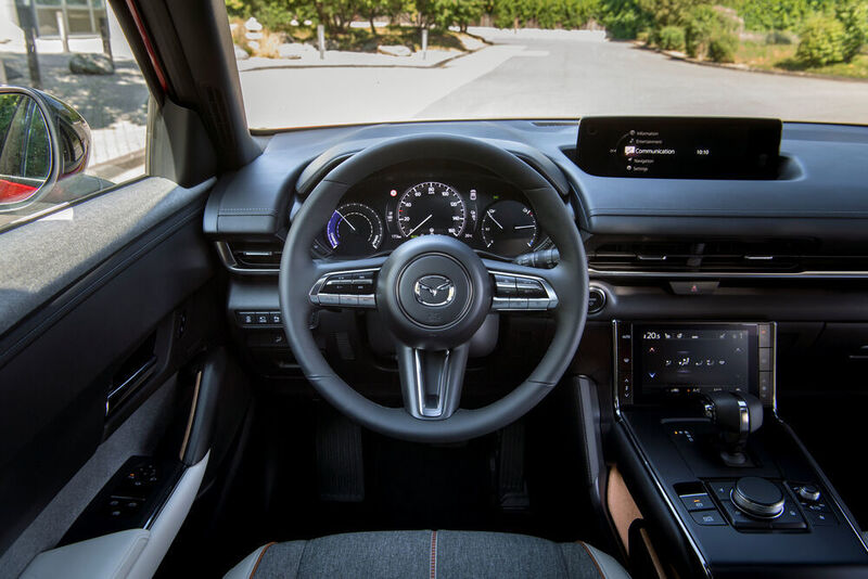 Aufgeräumt und wohnlich: Das Cockpit im Mazda MX-30. (Mazda)