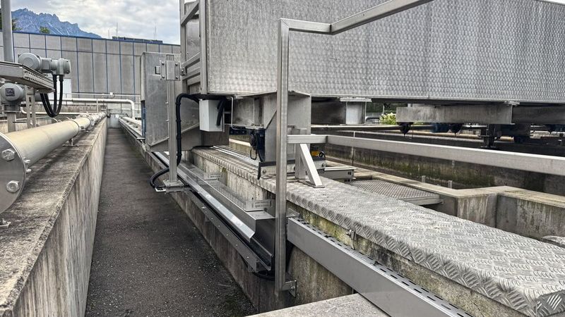 Praktisch umgesetzt: Den Mitnehmerarm fertigte und montierte das ARA-Team selbst – passgenau für die Anlage. (Bild: igus)