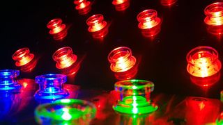 Photokatalytische Reaktionen im Labor von Prof. König (Universität Regensburg) mit sichtbarem Licht. (Bild: Prof. Dr. Burkhard König)