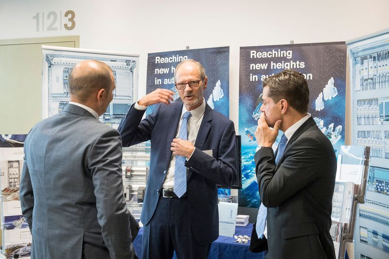 An den Ständen der Aussteller wurde rege diskutiert. (Thomas Entzeroth)