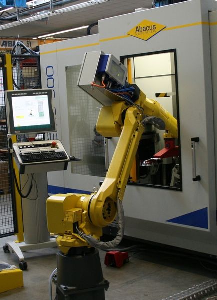 Ein Roboter namens Lucy sorgt bei Jeßegus für hohe Produktivität beim Drücken von Reflektoren aus Aluminiumronden. (Bild: Jeßegus)