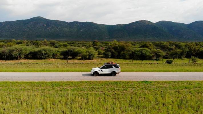 Gemeinsam mit afrikanischen Wissenschaftlern wurden in abgelegenen Regionen die Möglichkeiten mobiler DNA-Sequenzierung erfolgreich getestet – und das zum Teil sogar mit Forschungsarbeiten während der Fahrt.  (Jaguar Land Rover)