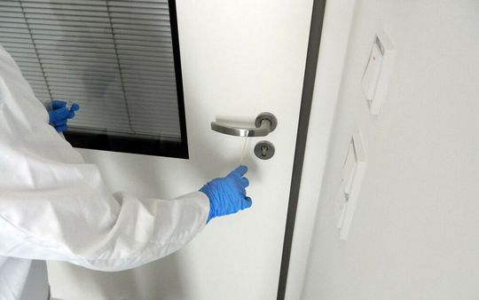 Schon nach wenigen Wochen besiedeln stabile und standortspezifische Bakteriengemeinschaften Türklinke, Waschbecken und Fußboden eines neuen Klinikzimmers. Schon nach wenigen Wochen besiedeln stabile und standortspezifische Bakteriengemeinschaften Türklinke, Waschbecken und Fußboden eines neuen Klinikzimmers.