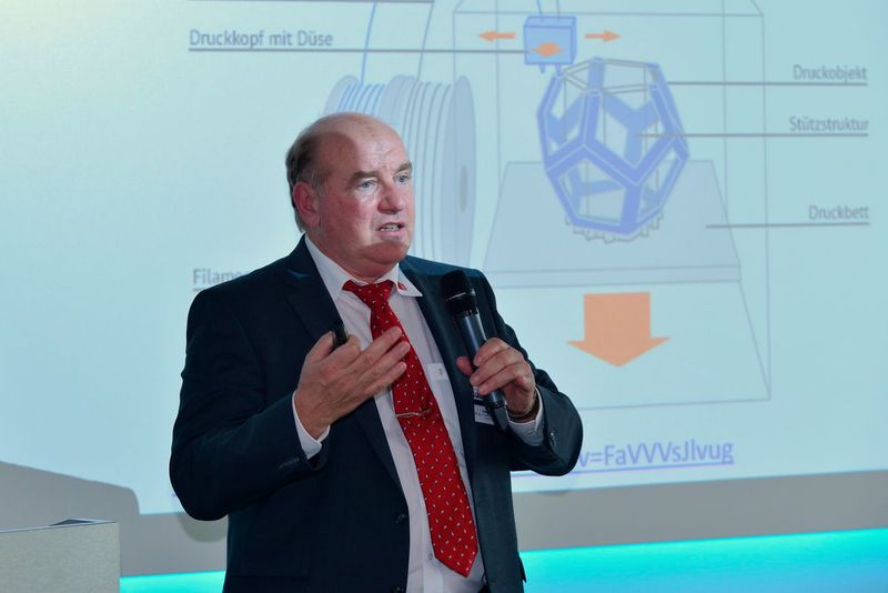 Hanno Platz von GED zeigte anhand von Fuktionsbeispielen, welche Möglichkeiten der Multimaterialdruck in der Elektronikfertigung eröffnet.  (Bild: ELEKTRONIKPRAXIS)