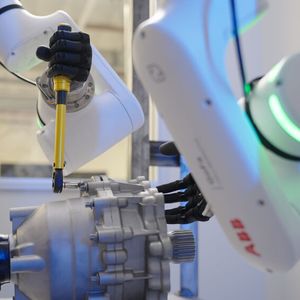 Durch die Nutzung von Daten aus der menschlichen Prothesenanwendung treibt ABB Robotics physische KI voran und ermöglicht leistungsfähigere Roboter für den zuverlässigen Einsatz in realen Umgebungen. (Bild:  ABB Robotics)