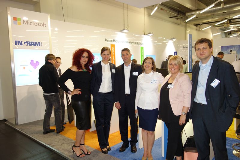 Besa Agaj (l.) IT-BUSINESS, mit Stephanie Gundolf, Ingram Micro, Torsten Dieterich, Claudia Fritz, Jana Tappendorf und Simon Taylor, Microsoft (Bild: IT-BUSINESS)