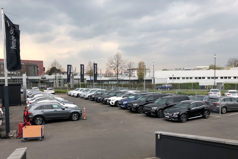 Soweit das Auge reicht, reihen sich auf dem RKG-Gelände Fahrzeuge der Marke Mercedes-Benz aneinander. (Faust / »kfz-betrieb«)