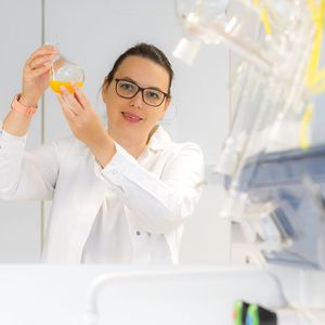 „Wir brauchen ganz viele Tonnen unterschiedlichster Terpene pro Jahr und das heißt, wir müssen diese auch effizient und nachhaltig synthetisch herstellen können – das ist ein großes Problem“, sagt Prof. Dr. Tanja Gulder, Lehrstuhlinhaberin für Biomimetische Katalyse der Universität Leipzig.(Bild:  Swen Reichhold / Universität Leipzig, SUK)