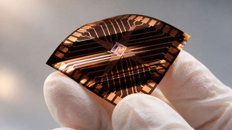 Beispiel eines Chip Foil Packages: Im Projekt CFP werden neue Verfahren für die Herstellung ultradünner, flexibler Chipgehäuse entwickelt.(Bild:  Fraunhofer EMFT)