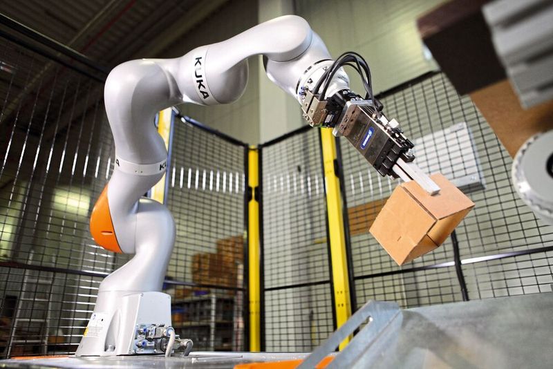 Den „Kollegen“ Cobot kann man mittlerweile in ganz unterschiedlichen teilautomatisierten Bereichen antreffen: Dieser hier ist in der Verpackungsindustrie im Einsatz.  (Kuka)