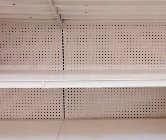 Zunehmend leere Regale kennzeichnen die Lage einiger Industriezweige in Deutschland. Was zu dieser Misere führt und wer am meisten respektive am wenigsten betroffen ist, haben Experten vom Münchener Ifo-Institut herausgefunden ...(Bild:  Consumer Flash)