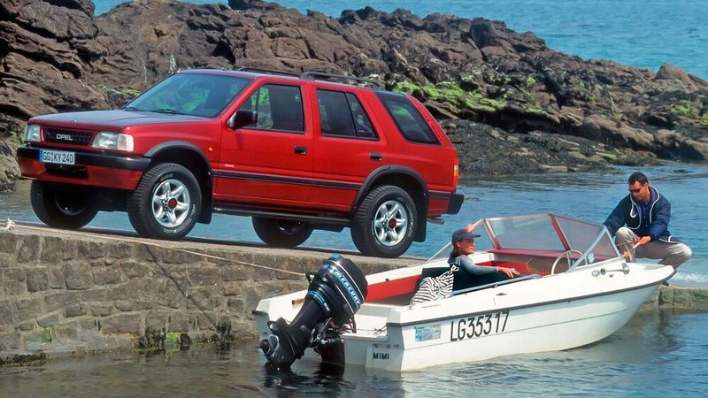 Von Anfang an gab es den Frontera als fünftüriges Modell mit 2,4-l-Benzinmotor und den Frontera Sport mit 2,0-l-Benzinmotor als dreitürige Variante. Der 2,3-l-Turbodieselmotor war nur für das fünftürige Modell erhältlich. Wahlweise gab es den Sport mit Hard- oder Softtop mit Cabrio-Flair. Zunächst wurde der Frontera mit Motoren des Opel Omega ausgeliefert. 1993 und 1994 war der Frontera in Europa der meistverkaufte Geländewagen. Die Karosserie ist über zehn (Zweitürer) beziehungsweise zwölf Gummilager (Viertürer) mit dem Leiterrahmen, der sechs Querträger hat, verbunden. (Bild: Opel AG)