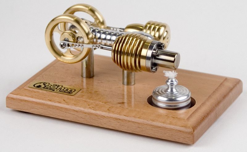 Ein klassischer liegender Stirlingmotor. Der „In-Line Runner“ ist der Einstieg in die faszinierende Welt der Böhm-Stirlingmotoren.  (Böhm Stirling-Technik)