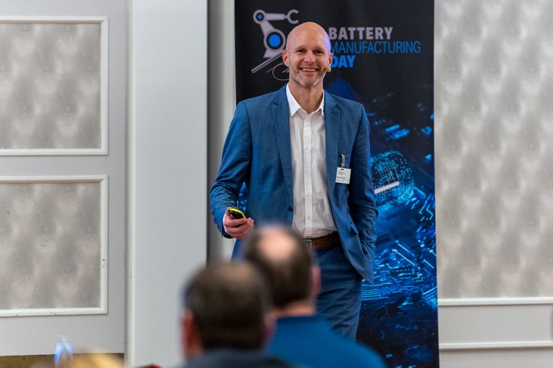 Christian Bubat von Hahn Automation beschrieb das automatisierte Testen von Batteriepacks. (Bild: Dominik Böhm - Fotokumpel)
