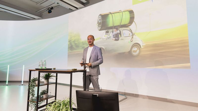 Moderator Tobi Grimm begleitete die Kongressteilnehmer durch den Tag. (Bild: Stefan Bausewein)