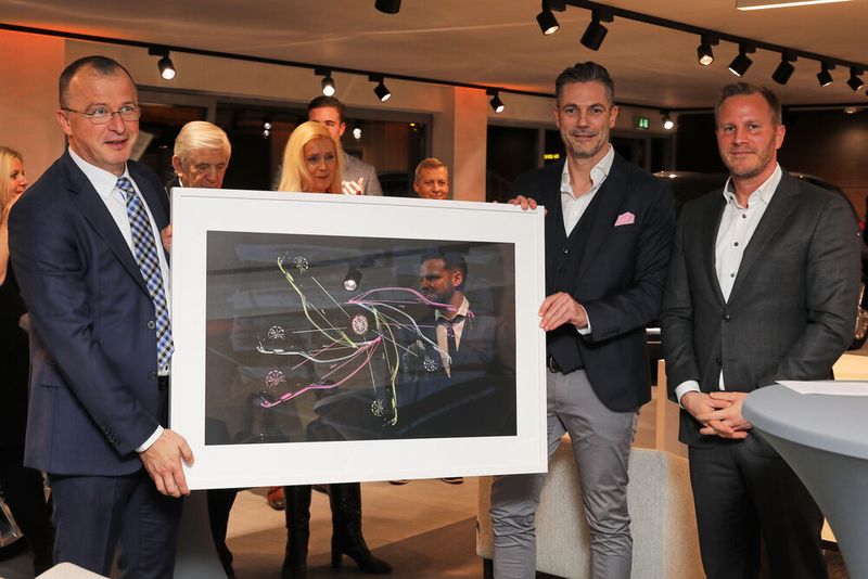 Cadillac-Europachef Felix Weller (rechts) und Händlernetzmanager Darko Pehar (Mitte) hatten für AVAG-Holdingvorstand Ulf Pfeiffer etwas dabei.  (Bild: Peter Fastl)