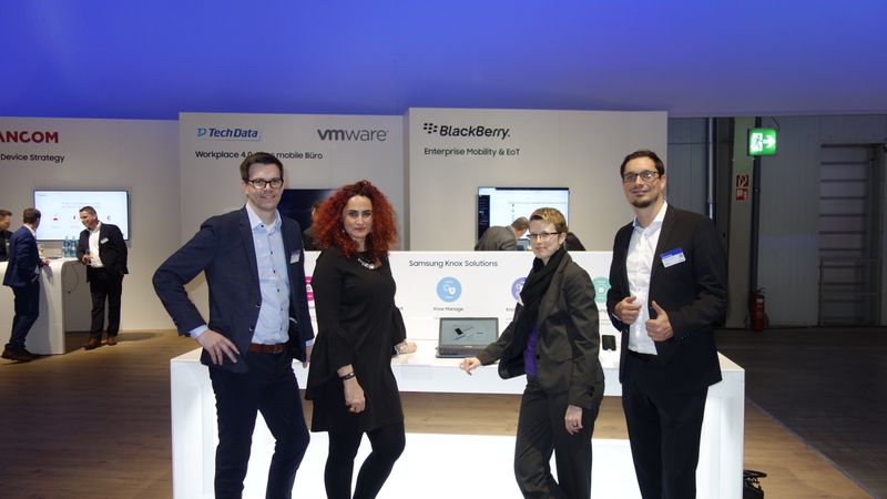Besa, IT-BUSINESS, mit dem Samsung Knox Team (v. l.) Holger Dohrmann, Michaela Teufel und Christoph Gaussmann, Samsung. (Bild: IT-BUSINESS)