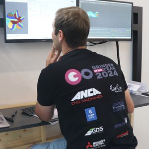 Zunächst galt es aber, das für den Wettkampf Grinder of the year 2024 zu fertigende Fräswerkzeug zu programmieren. Das geschah nach einer Zeichnung mit der Schleifsoftware Toolroom von Anca. Programmieren und Produzieren live vor Publikum – macht nervös!(Bild:  KSKOMM)