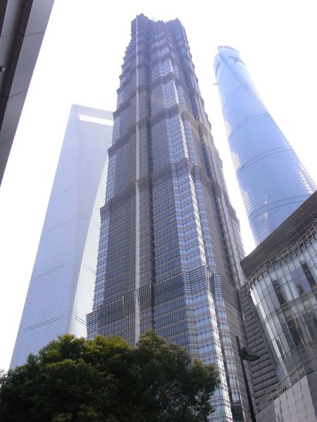 Die Perspektive täuscht: Das Gebäude links hinten (das „Flaschenöffner“ genannte SWFC) und das im Bau befindliche rechts überragen den Turm im Vordergrund um Längen. (Bild: Maienschein)