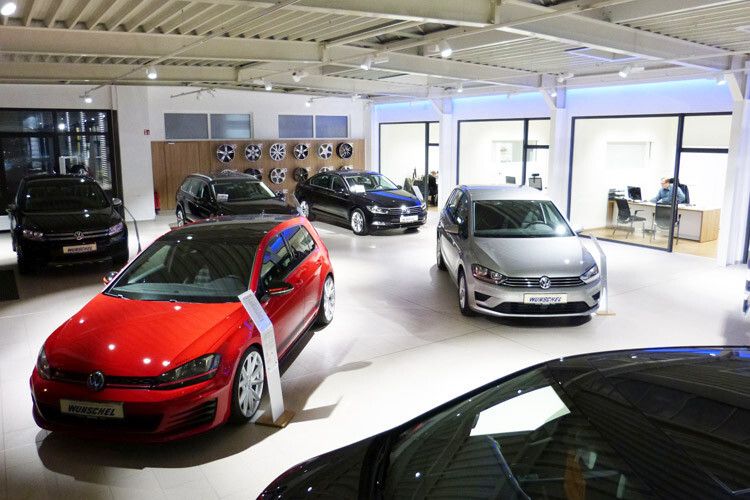 Klein aber fein: Der attraktiv gestaltete Neuwagen-Showroom ... (Foto: Wunschel)