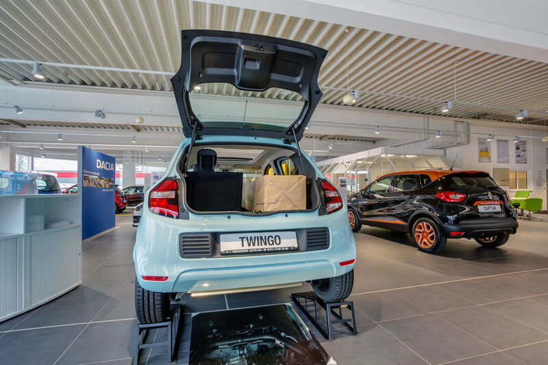 So viel passt in einen Twingo: Dresdener Auto präsentiert den Kleinwagen mit geöffnetem Kofferraum. Zusätzlich zeigt ein großflächiger Spiegel am Boden, wie der Wagen von unter aussieht. (Dresdener Auto)