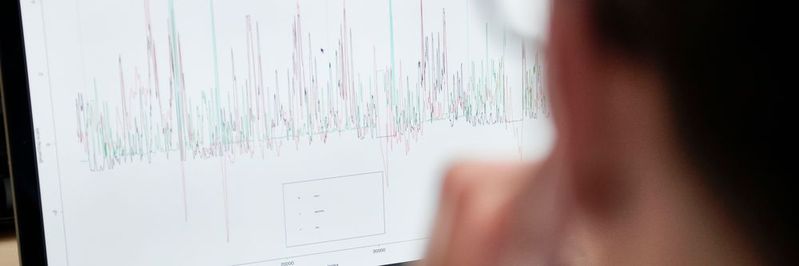 Die ML-/KI-Anwendnung Prognos nutzt interpretierte Informationen vorausschauend, um Parameter an Anlagen aktiv zu optimieren, oder um konkrete Handlungsanweisungen an Bediener oder Entscheider zu schicken.(Bild:  Resolto Informatik)