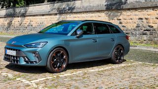 Der frisch geliftete Cupra Leon Sportstourer VZ ist vor allem in der matten Lackierung ein echter Hingucker. (Bild: Rosenow – VG)
