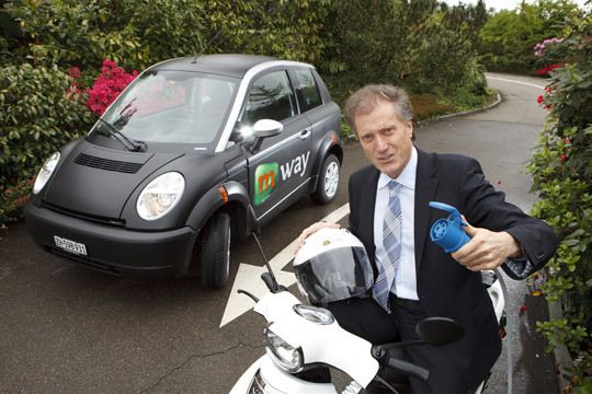 Neben dem Kleinwagen stellte Herbert Bolliger, Präsident der Generaldirektion des Migros-Genossenschafts-Bundes, den Elektroroller „E-Wave“ vor. (Archiv: Vogel Business Media)