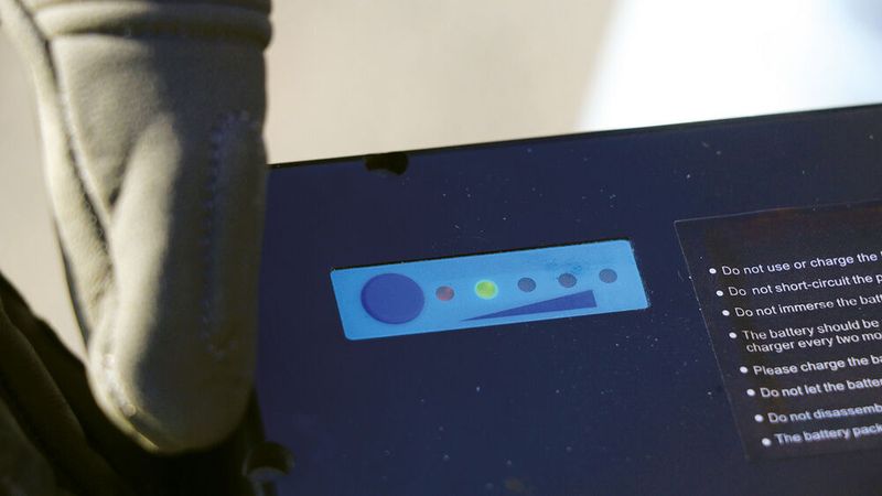 An der Steckdose ist der Akku in sechseinhalb Stunden wieder aufgeladen. (Bild: RKM)